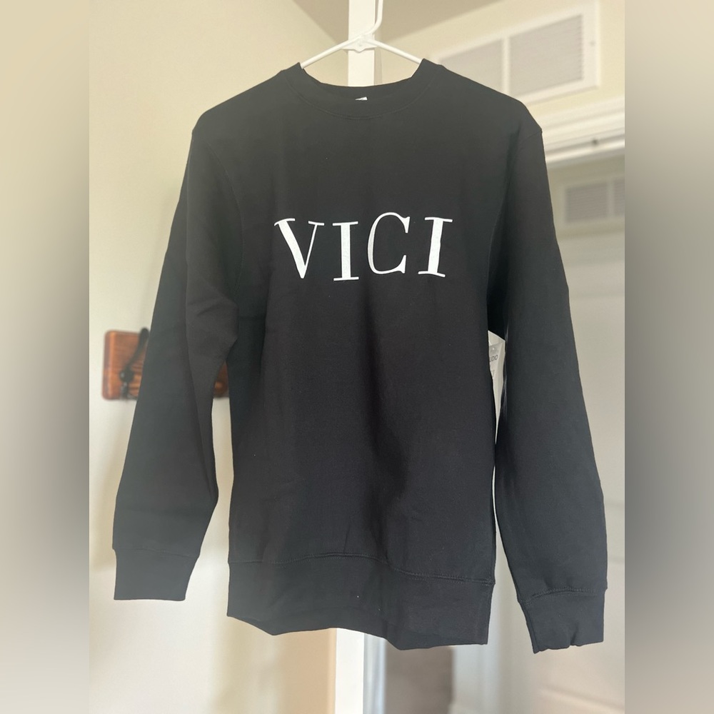 🆕 VICI logo crewneck sweatshirt in black, size small. Comfy sweatshirt! 🖤
